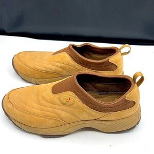 Properly  brown shoes size 8M in excellent condition.